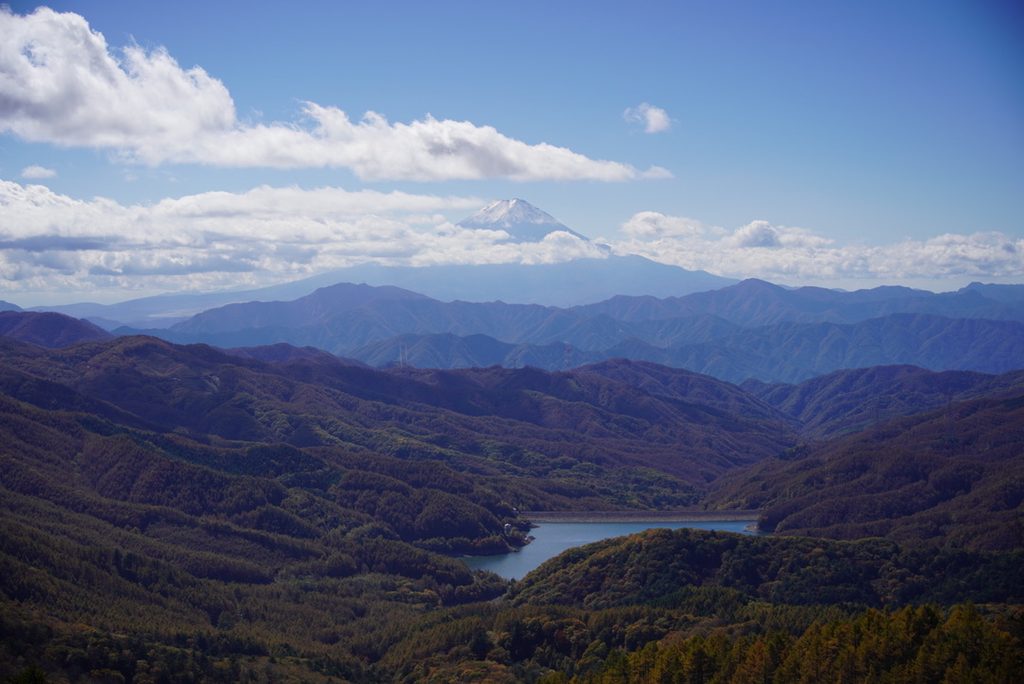 稜線に出ると、眼下に大菩薩湖、その向こうに富士山。