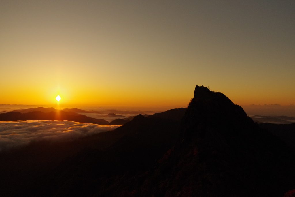 太陽が出た瞬間。右の影が天狗岳です。