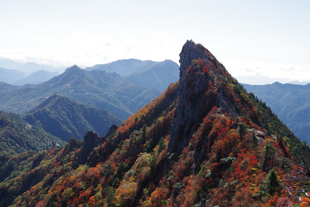 天狗岳。斜面が赤くなっていました。
