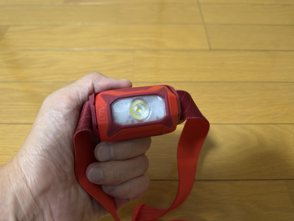 点灯させたヘッドランプを手に持ったところ
