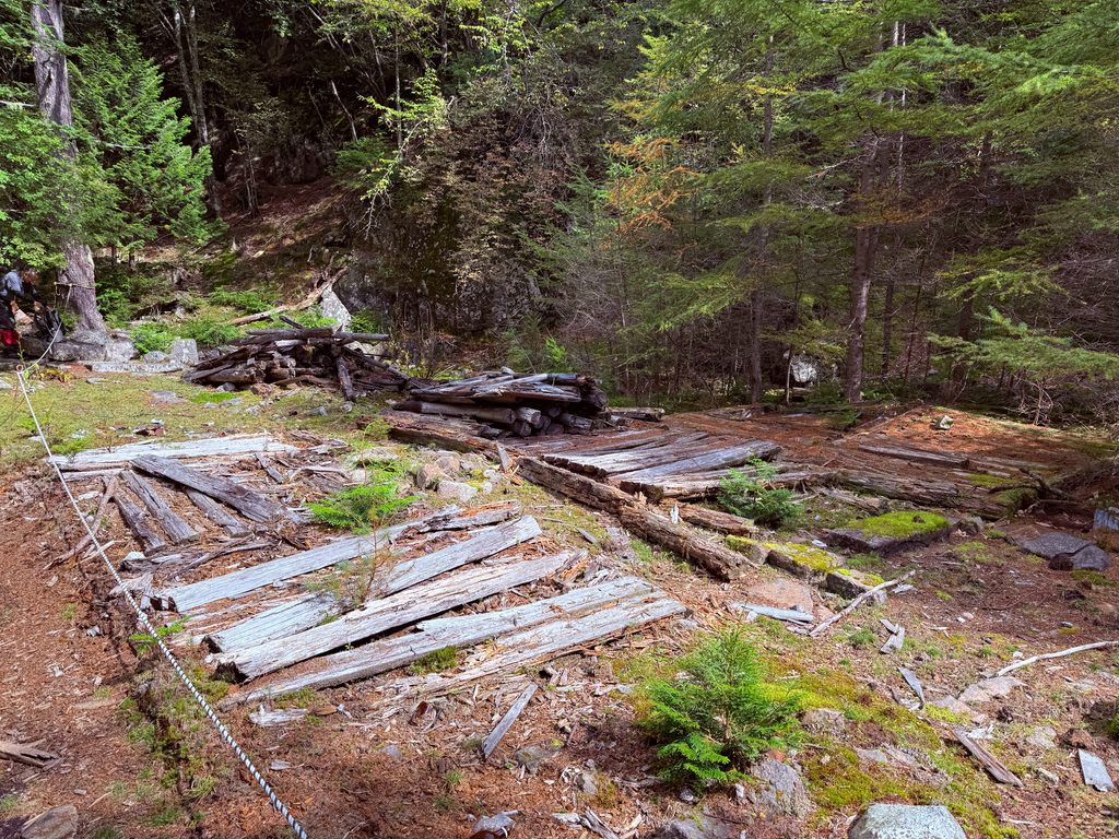 御嶽古道で見つけた小屋跡。残っていたのは、これくらいでした