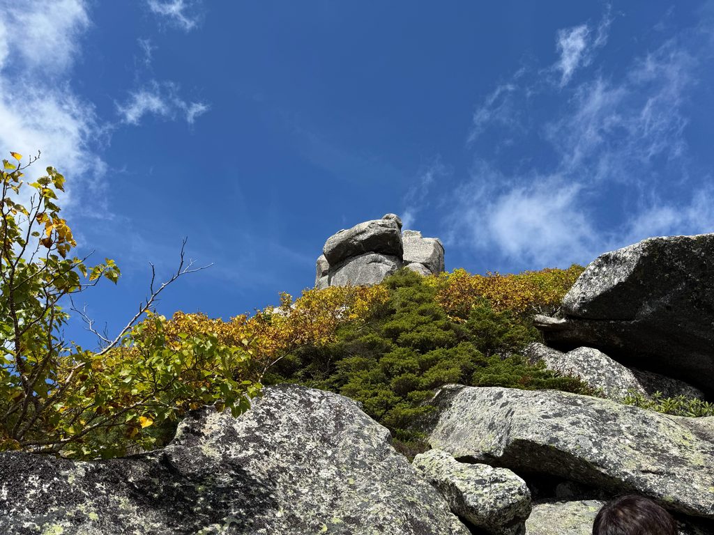9月27日の金峰山。岩のまわりは色づき始めていました