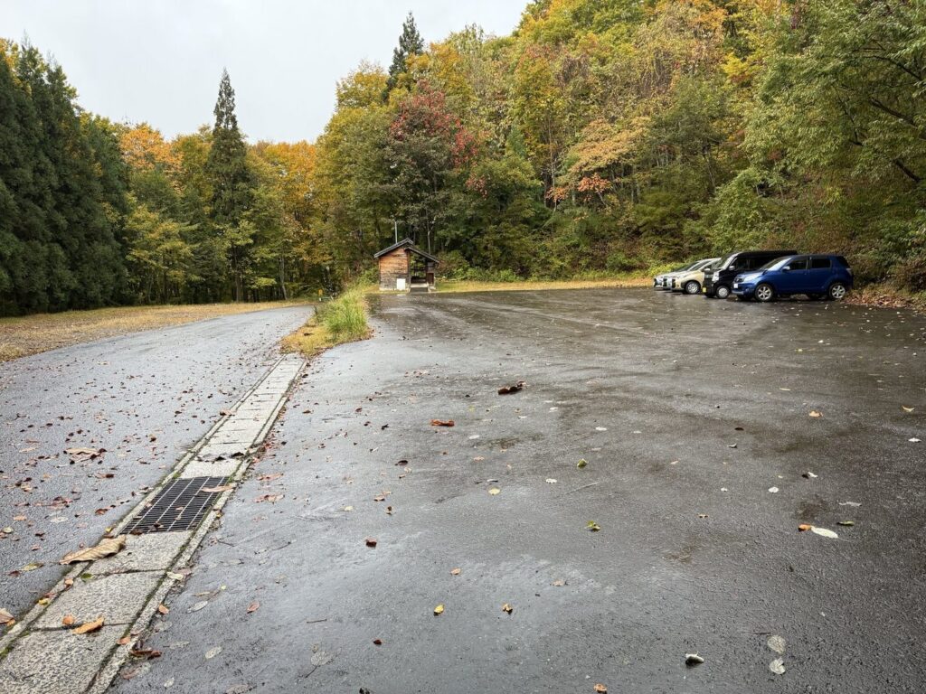 前の日に雨が降ったようで、路面はまだ濡れていました