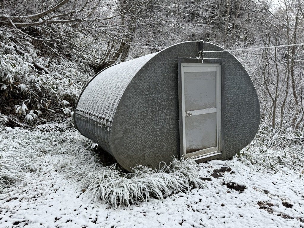 かまぼこ型の避難小屋。まわりはすっかり雪でした