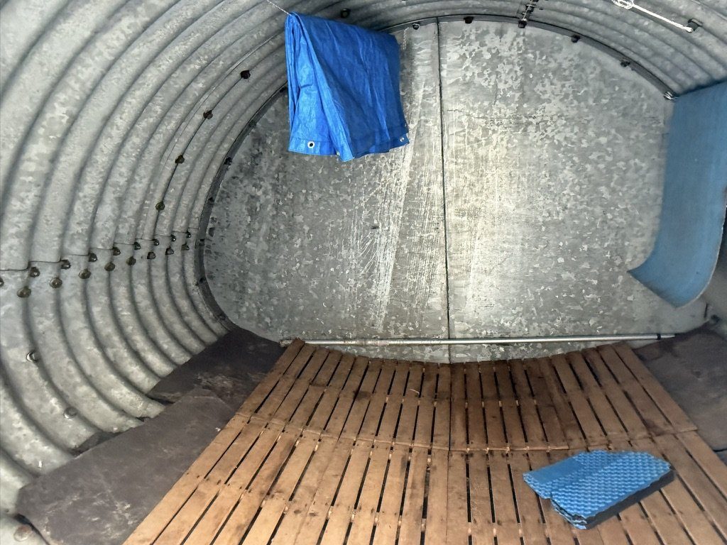 小屋の中。すのこの上に銀マットもありました