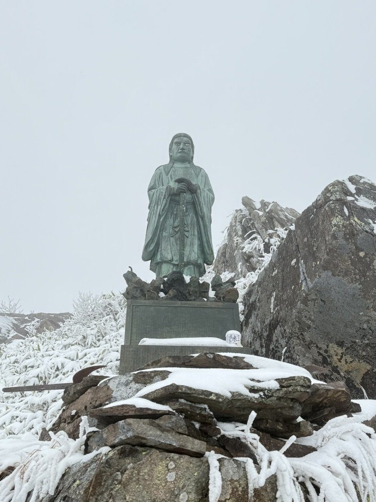 山頂から東へ5分。像も雪をかぶっていました