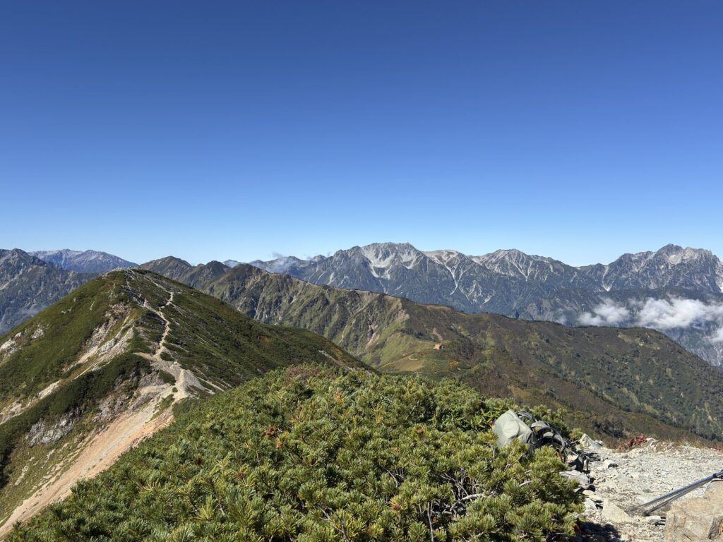 爺ヶ岳の稜線と、その向こうに並ぶ剱岳・立山