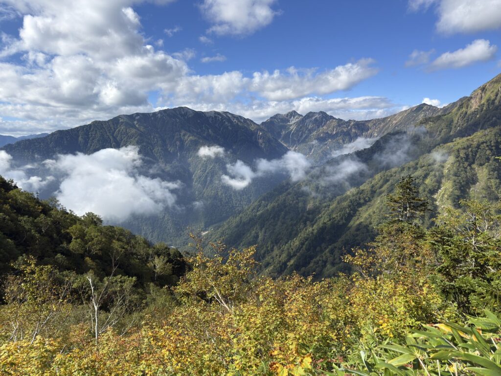 柏原新道の下りから見た、雲がかかる谷と山並み