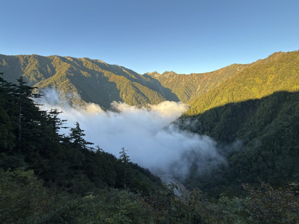 柏原新道の途中から見下ろした、雲で埋まった谷