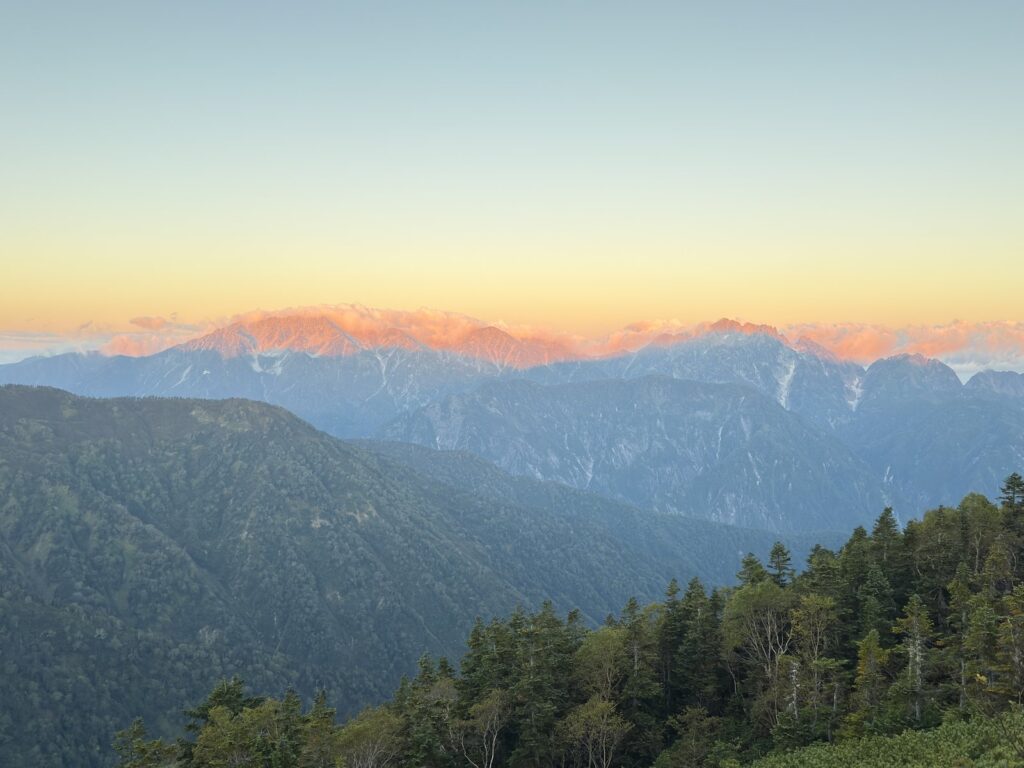 テント場から見たモルゲンロートの剱岳・立山