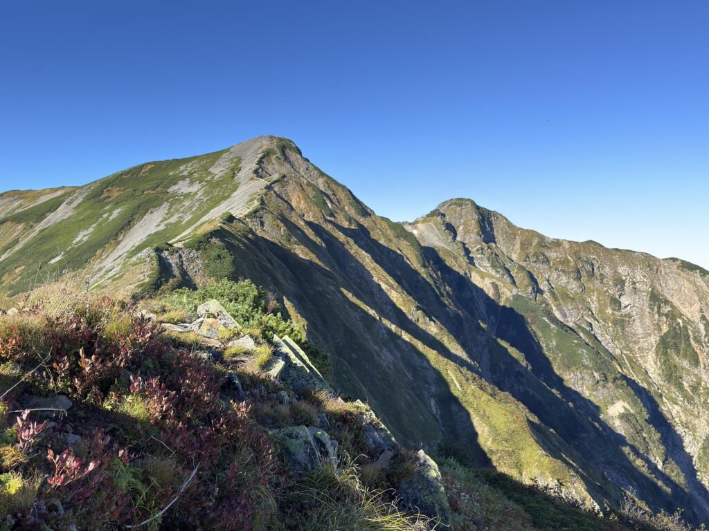 帰り道で振り返った鹿島槍ヶ岳の南峰と北峰