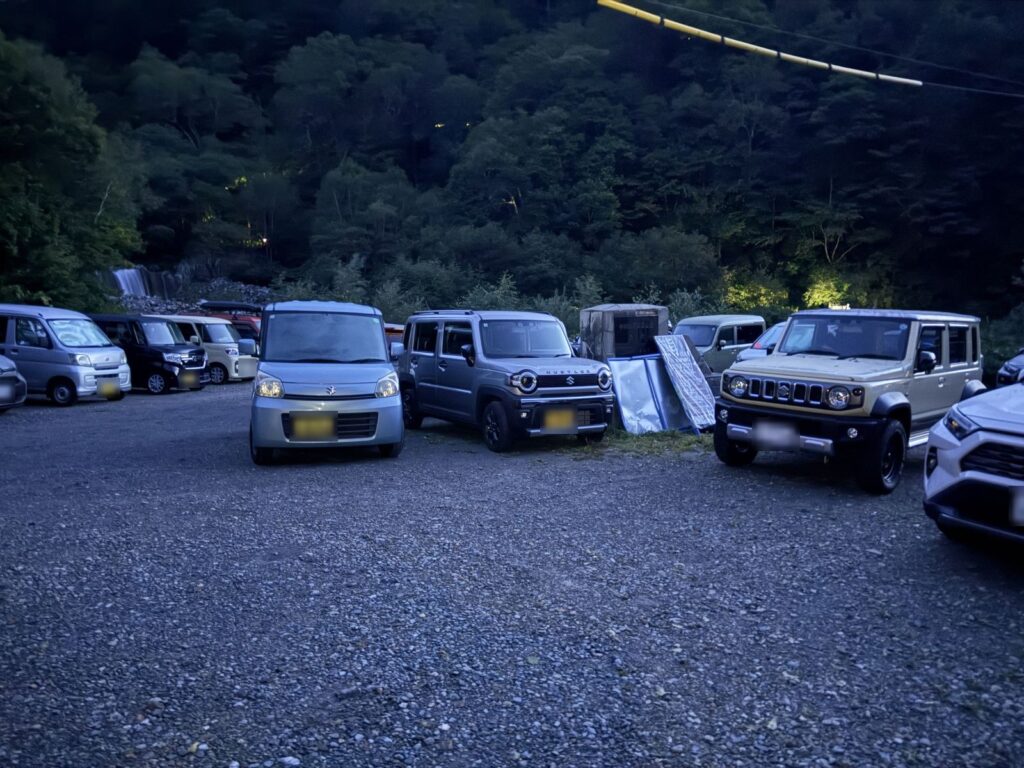 夜明け前の柏原新道登山口そば、車がぎっしり並ぶ駐車スペース
