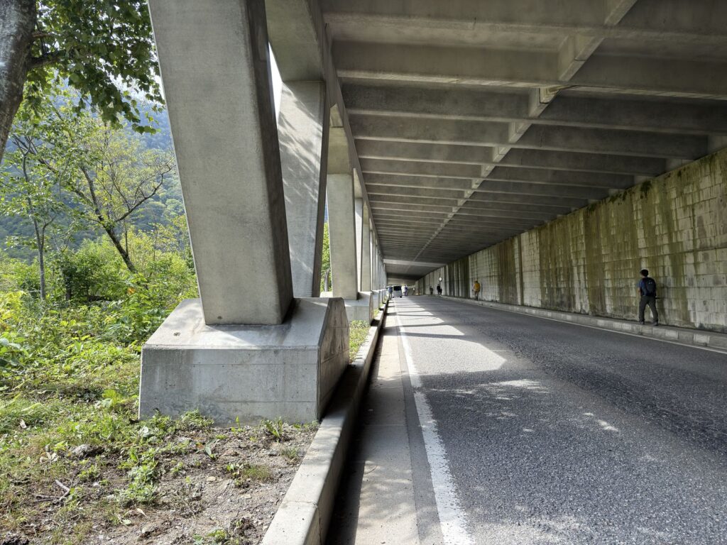 扇沢のスノーシェッドの中を通る道路