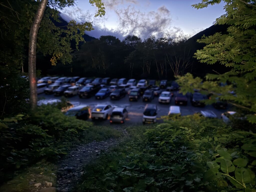 夜明け前の扇沢市営第一駐車場。手前の列まで車が並んでいる
