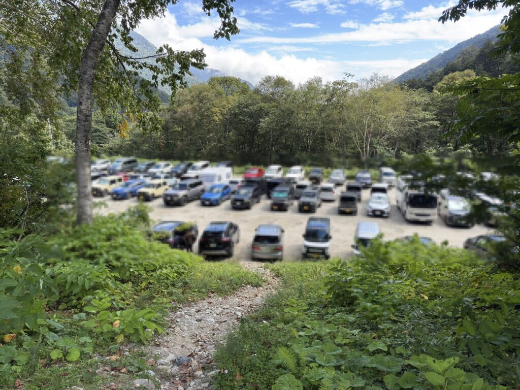 下山後の扇沢市営第一駐車場。奥まで車がびっしり並んでいる