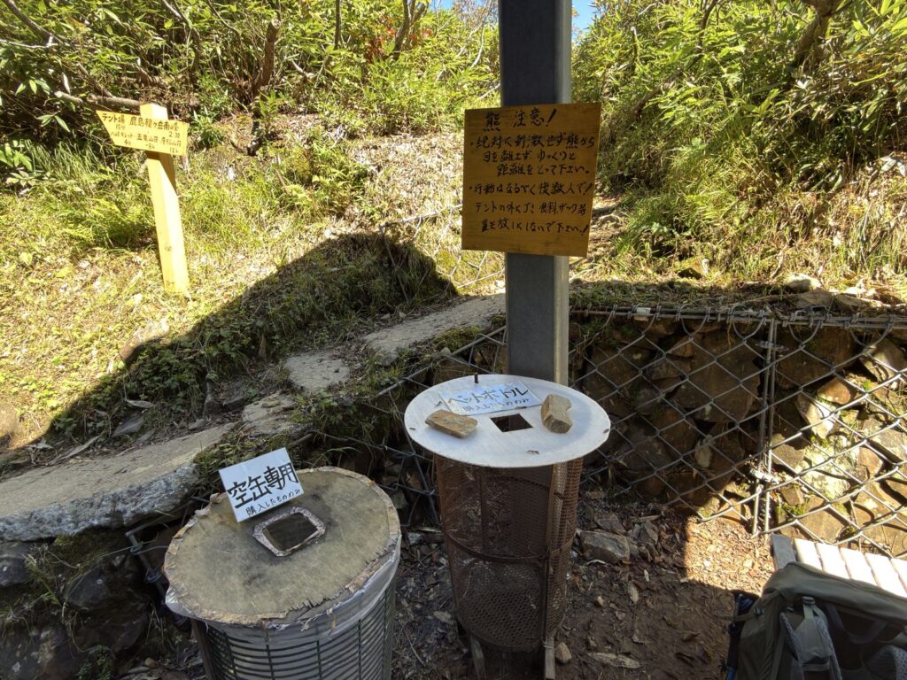 空き缶とペットボトルの回収箱。山荘で購入したものだけです