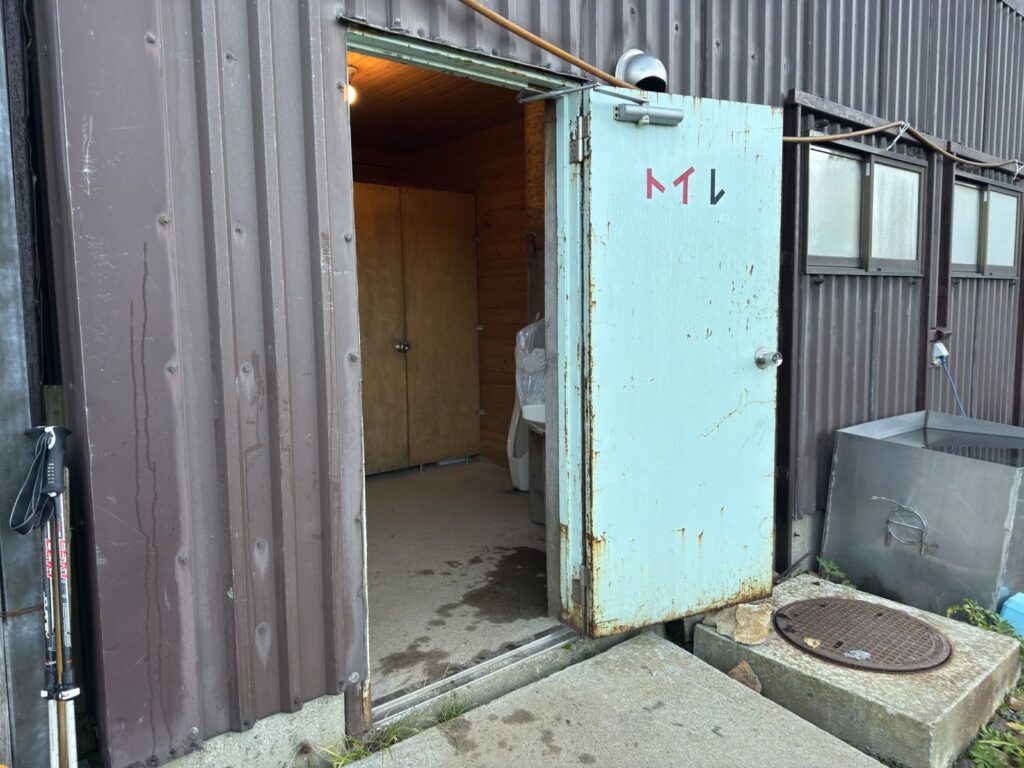 冷池山荘の外トイレ