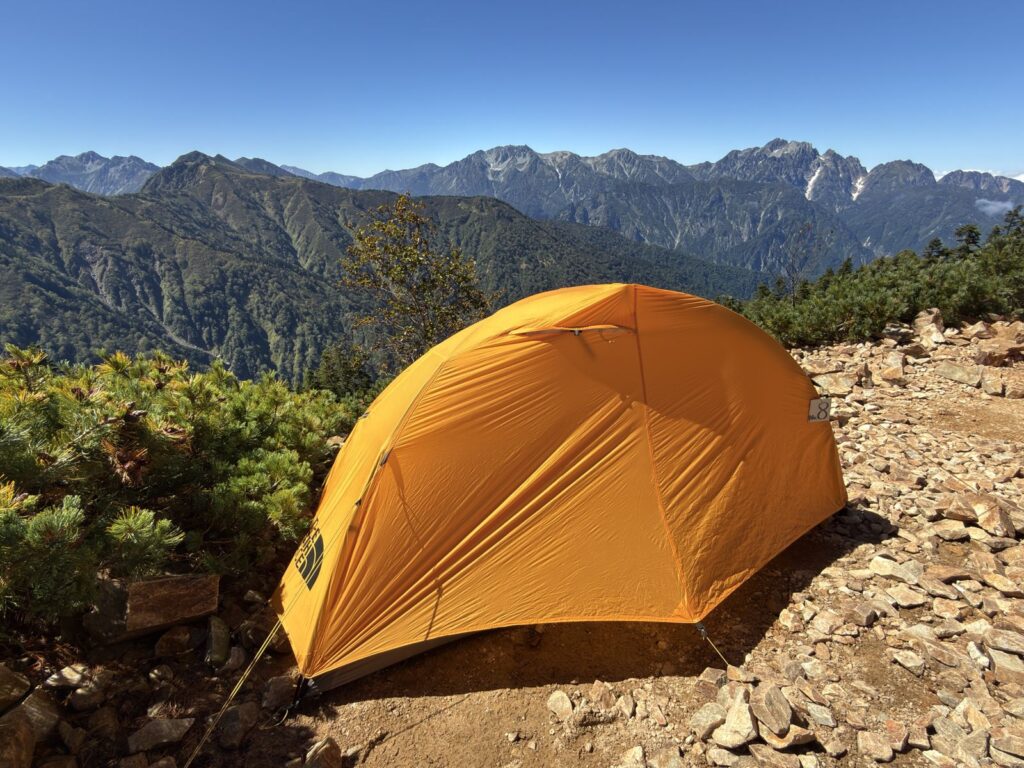 設営完了。テントの正面に剱岳と立山