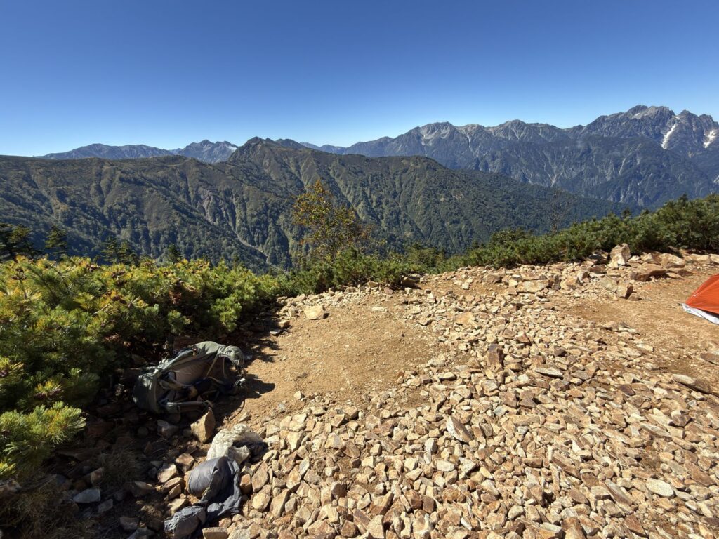 私が張った場所。一段下がったところで、正面が剱岳・立山方面