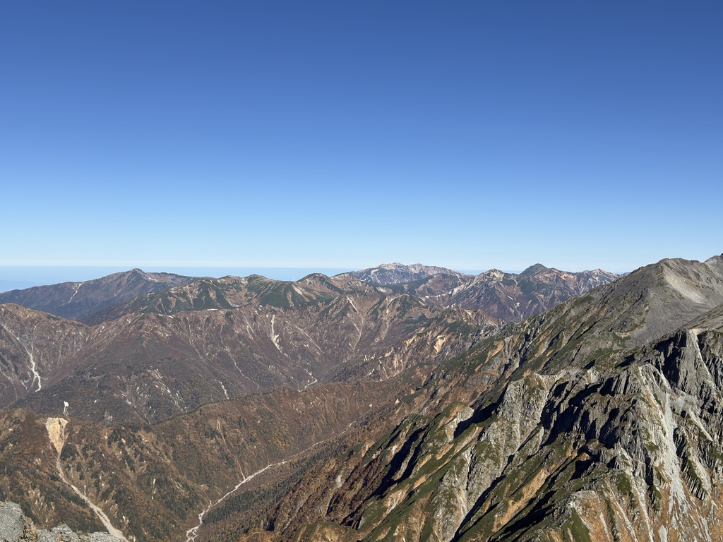 北穂高岳から。槍ヶ岳の左奥に広がる山並み