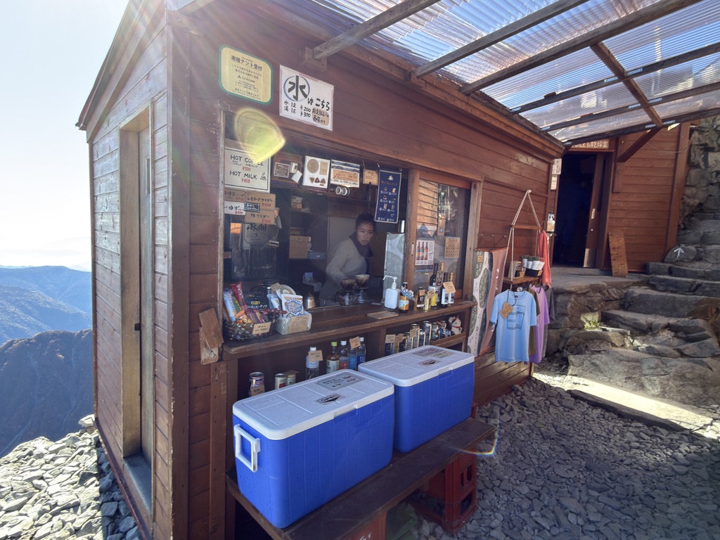 北穂高小屋の売店。ステッカーはここで