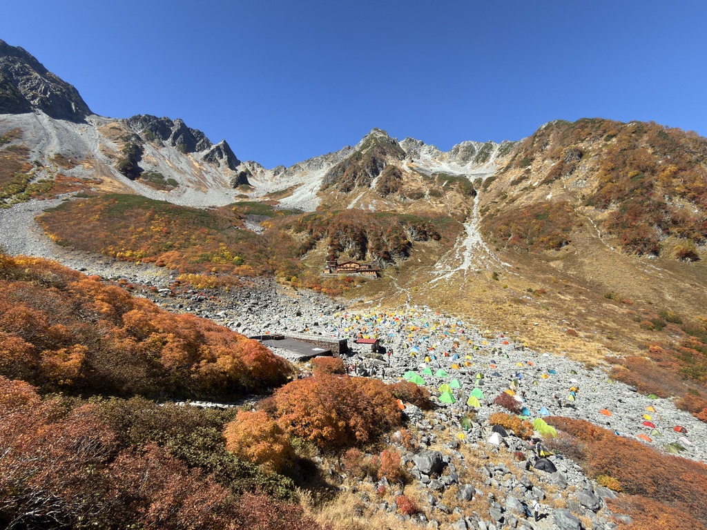 11時41分の涸沢。テント場のまわりも紅葉です