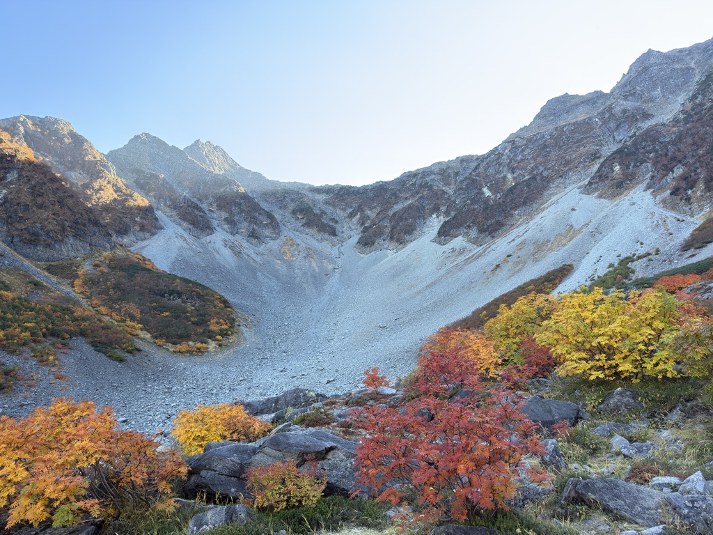 15時06分。テント場の手前で、紅葉と涸沢カール