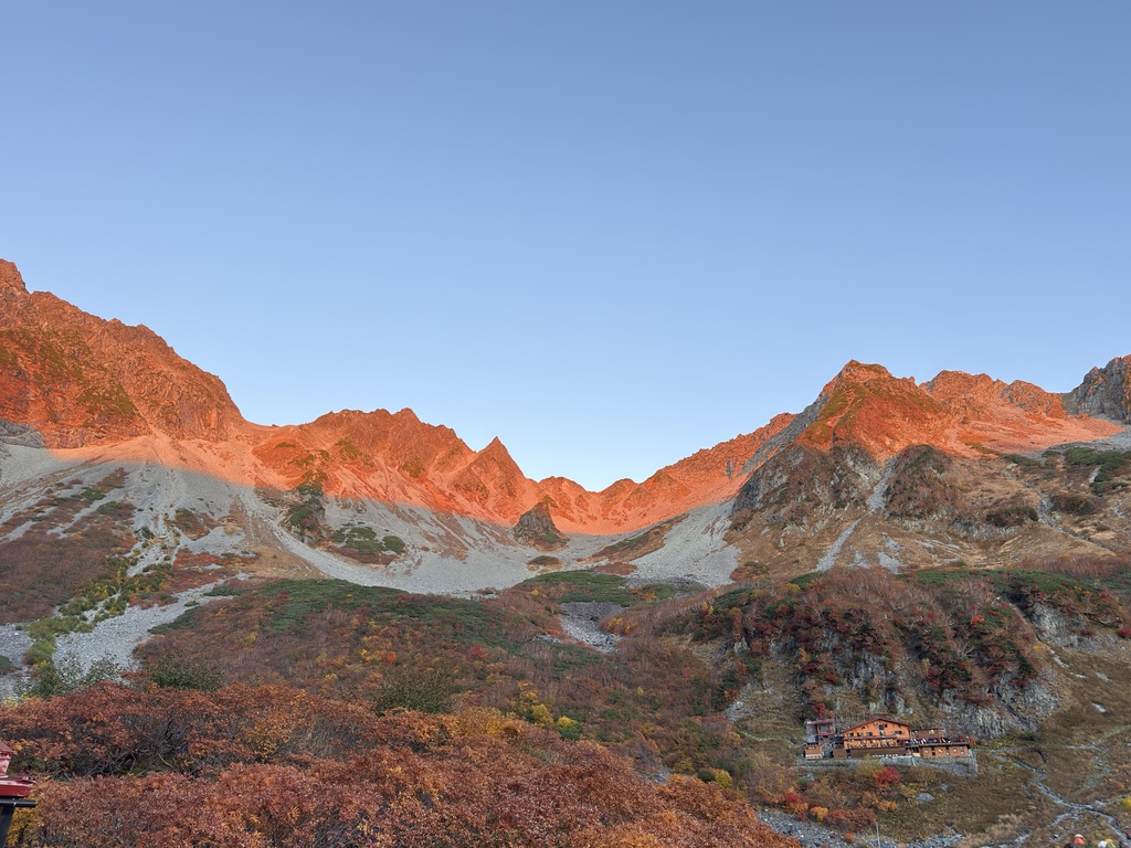 5時50分。穂高の峰々が真っ赤に