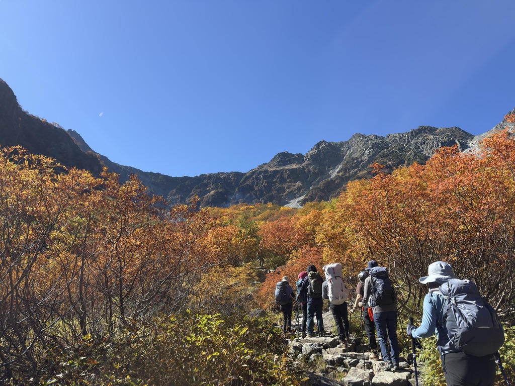 涸沢まであと少し。紅葉のなかを、前の人について登ります