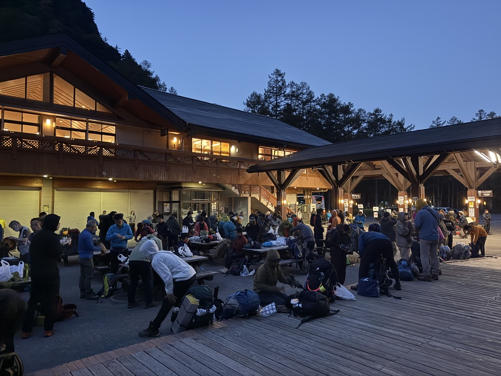 5時28分の上高地バスターミナル。まだ薄暗いのに、人でいっぱい