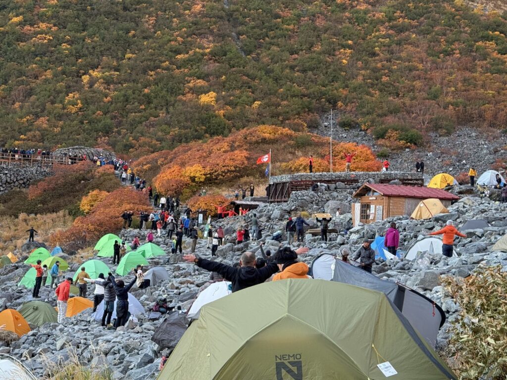 6時12分。テント場で始まったラジオ体操