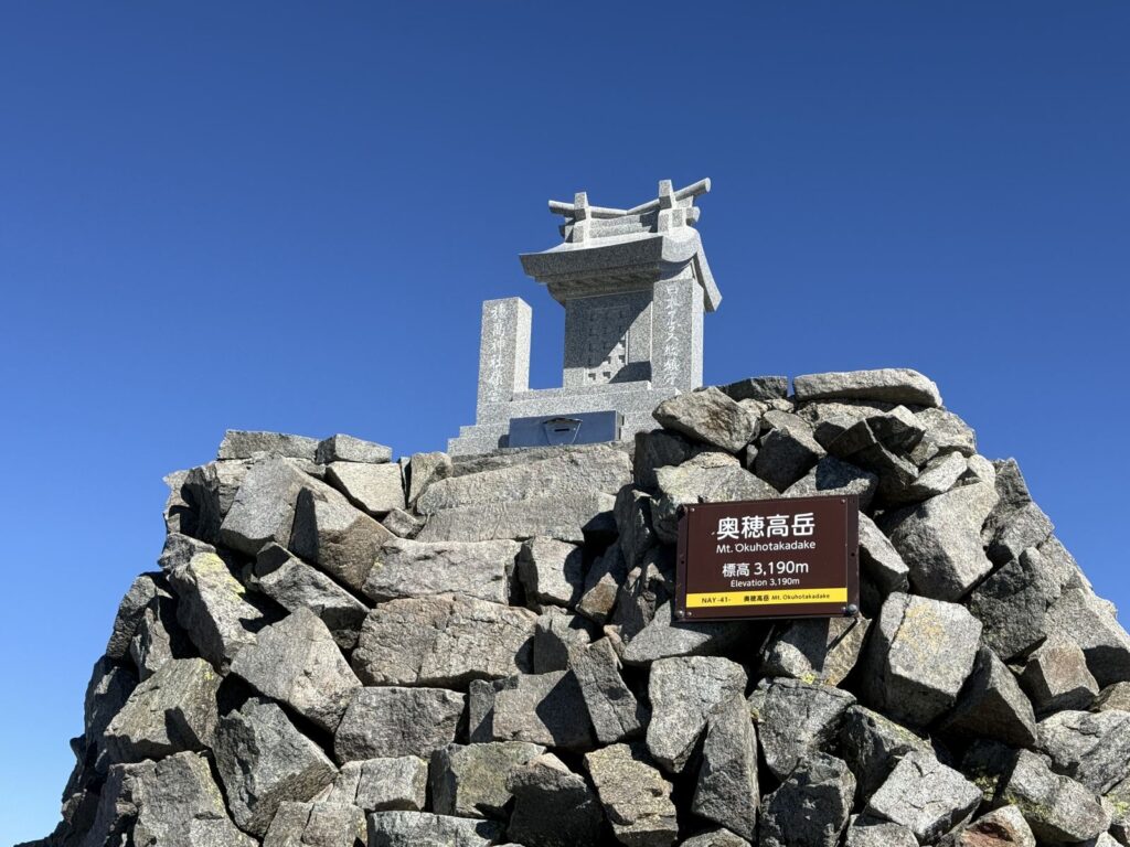 奥穂高岳の祠と標識（3,190m）