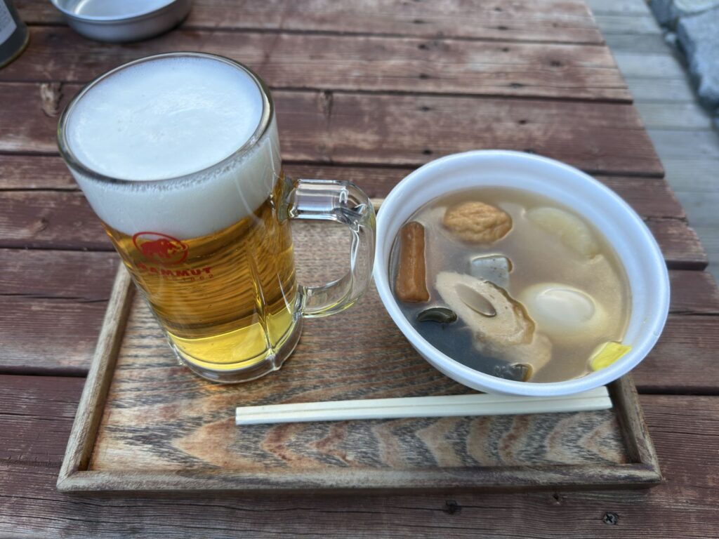涸沢小屋の生ビールとおでん