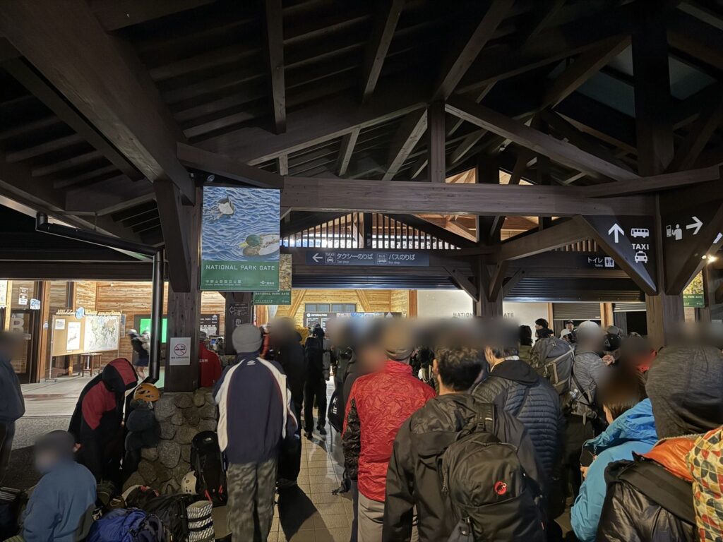 切符を買ったら、係員さんの案内でバス待ちの列へ(4時26分)