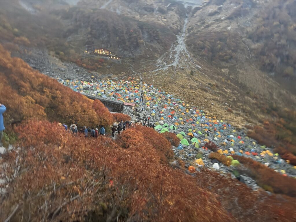 17時38分。薄暗くなってきたテント場