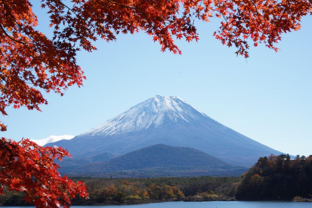 歩き出す前の精進湖。パノラマ台へ登った日の朝です。