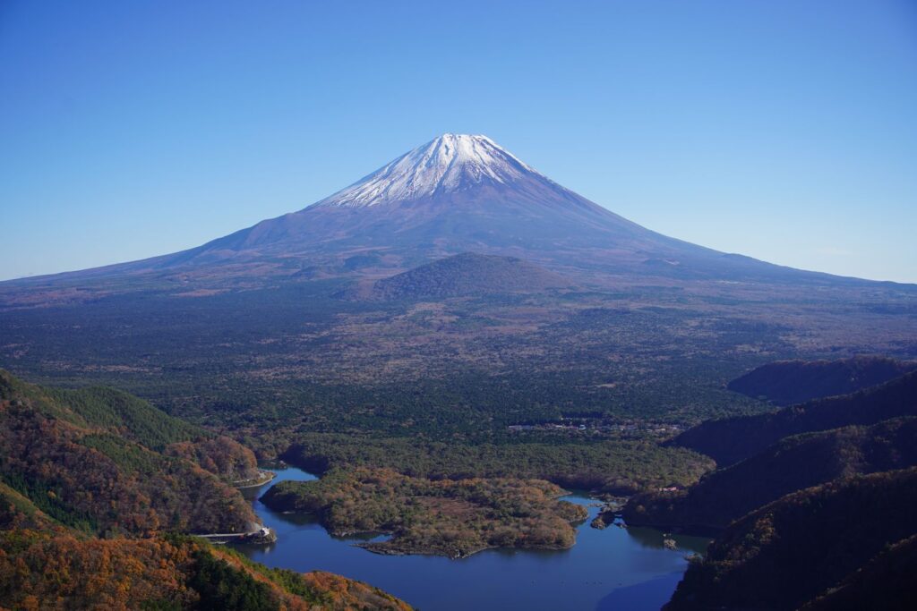 眼下に精進湖。手前の大室山を抱くように、富士山が立っています。