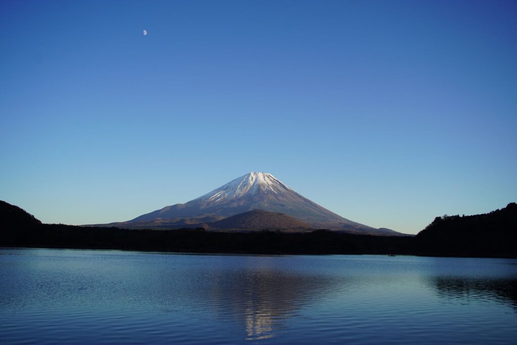下山後の精進湖。空に月が出ていました。