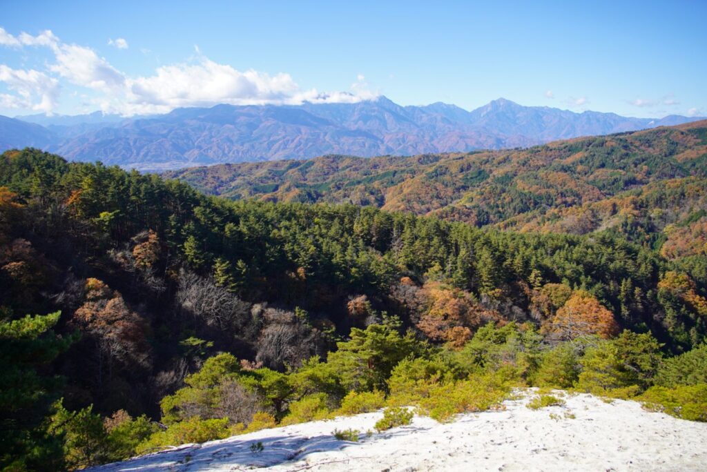 白山展望台。足もとは白い砂、正面に南アルプス。