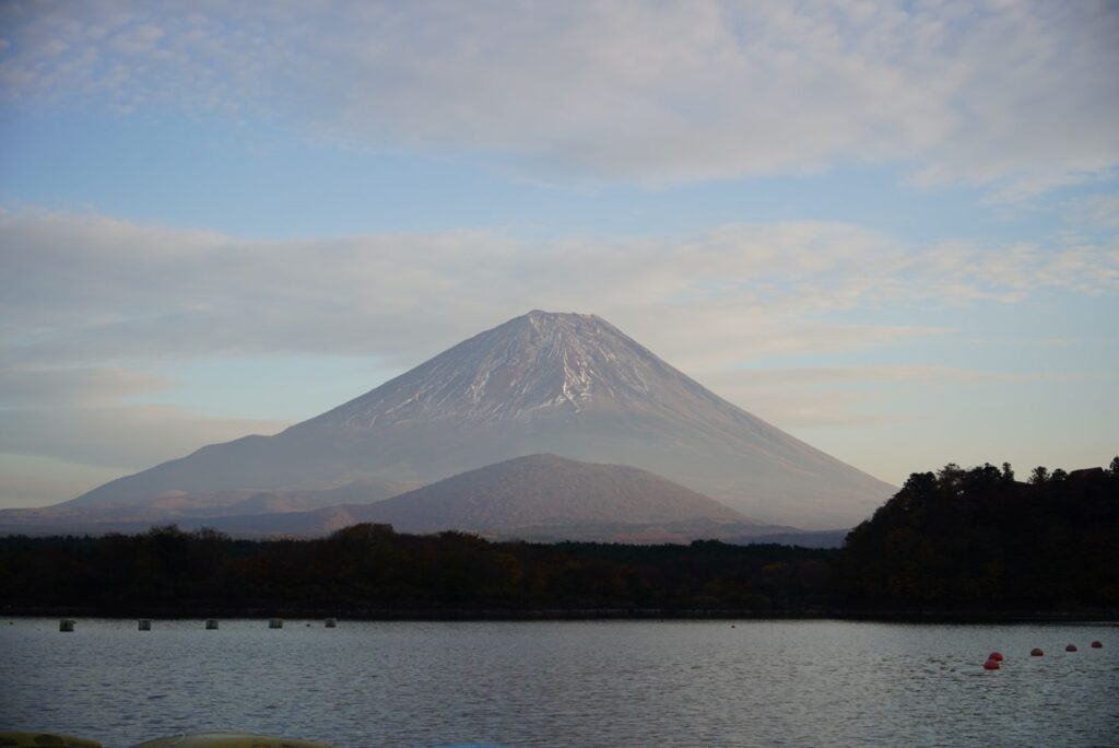 足和田山の日も、下山後に寄った精進湖は16時すぎ。