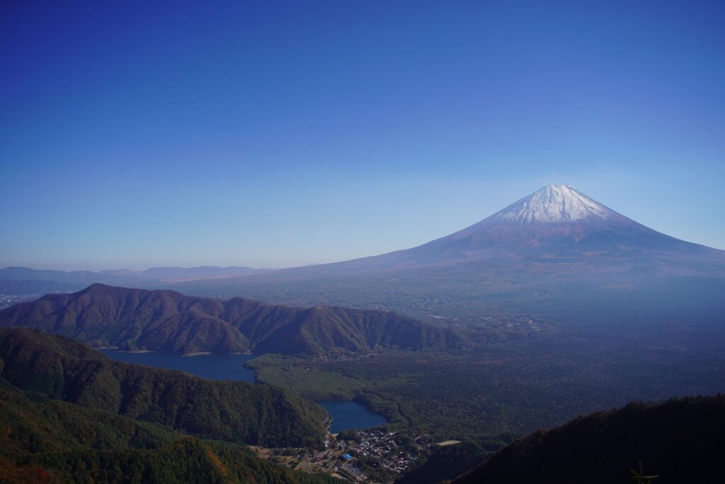 王岳から吉沢山への稜線。色づいた山の先に、西湖と富士山。