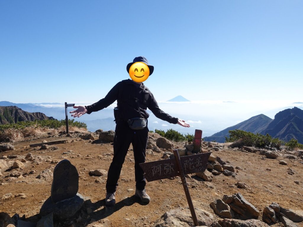 阿弥陀岳の山頂（2,805m）。2024年11月4日、11時53分