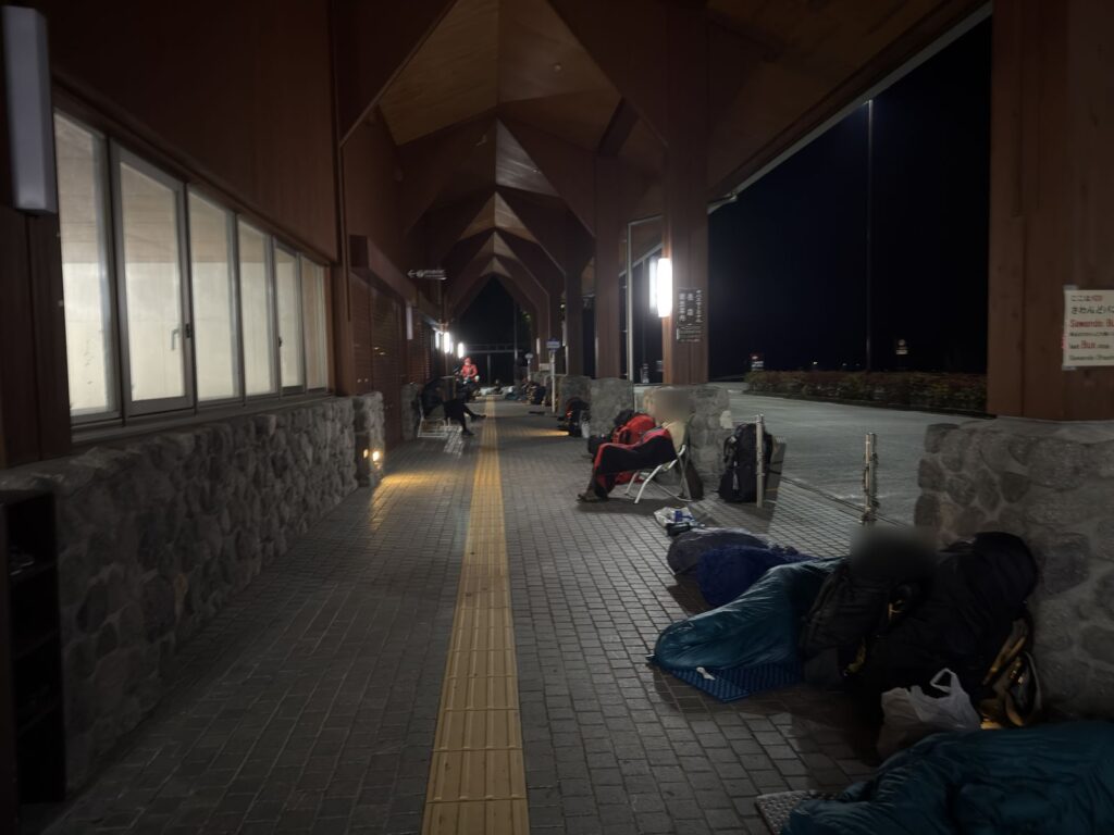 3時16分。寝袋で横になって並ぶ人も